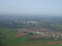 849871 Luchtfoto van Bunnik en omgeving, uit het zuiden, met op de voorgrond de A12 en op de achtergrond het ...